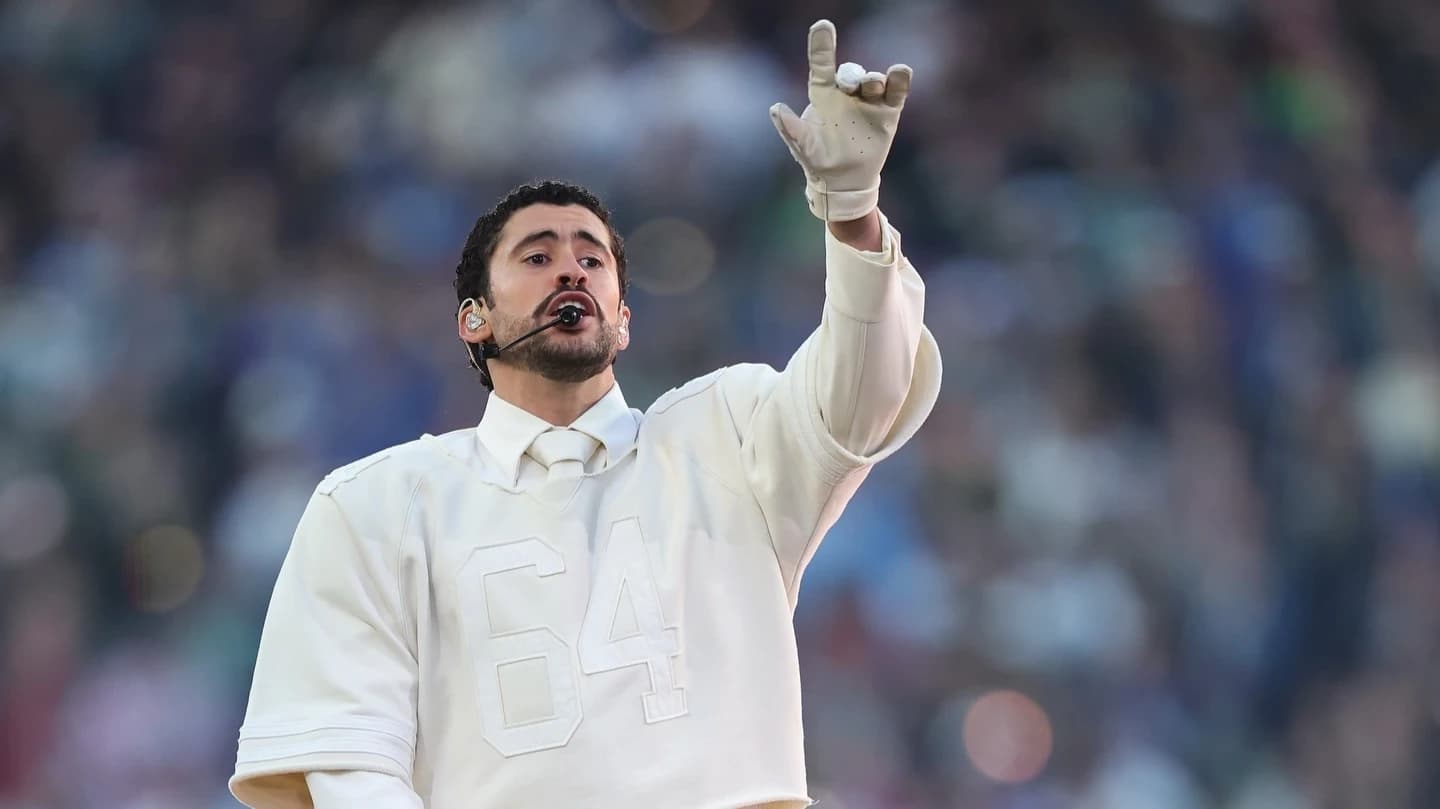 Bad Bunny trägt neuen adidas BadPo 1.0 bei der Super Bowl Halftime Show